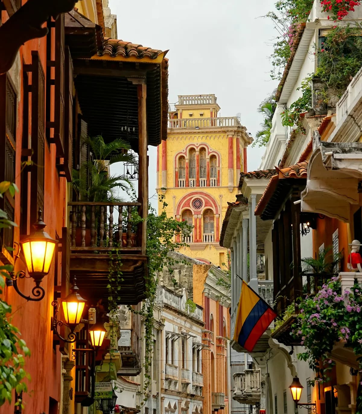 Calle colonial de la ciudad amurallada de Cartagena de Indias con fachadas de colores