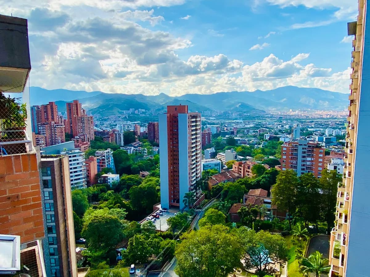 Vista panorámica del skyline de Medellín rodeado de montañas