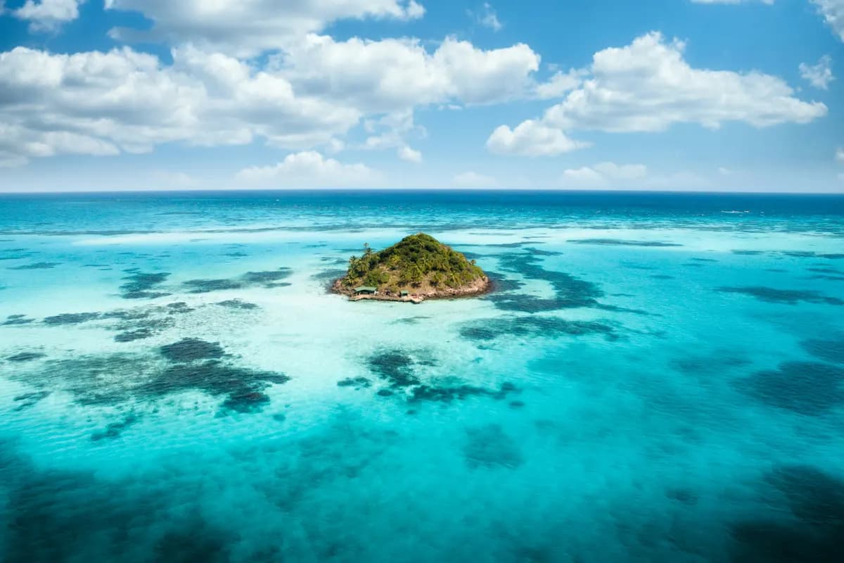 Aguas turquesa del mar de los siete colores en San Andrés